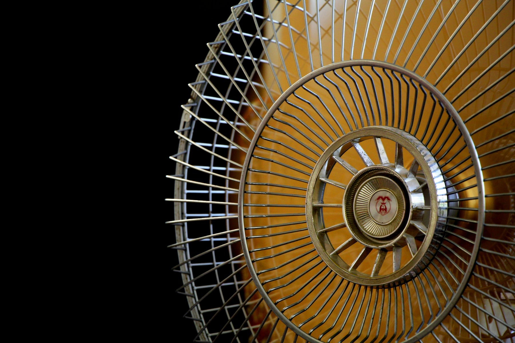 Draagbare ventilator voor warme dagen op de camping