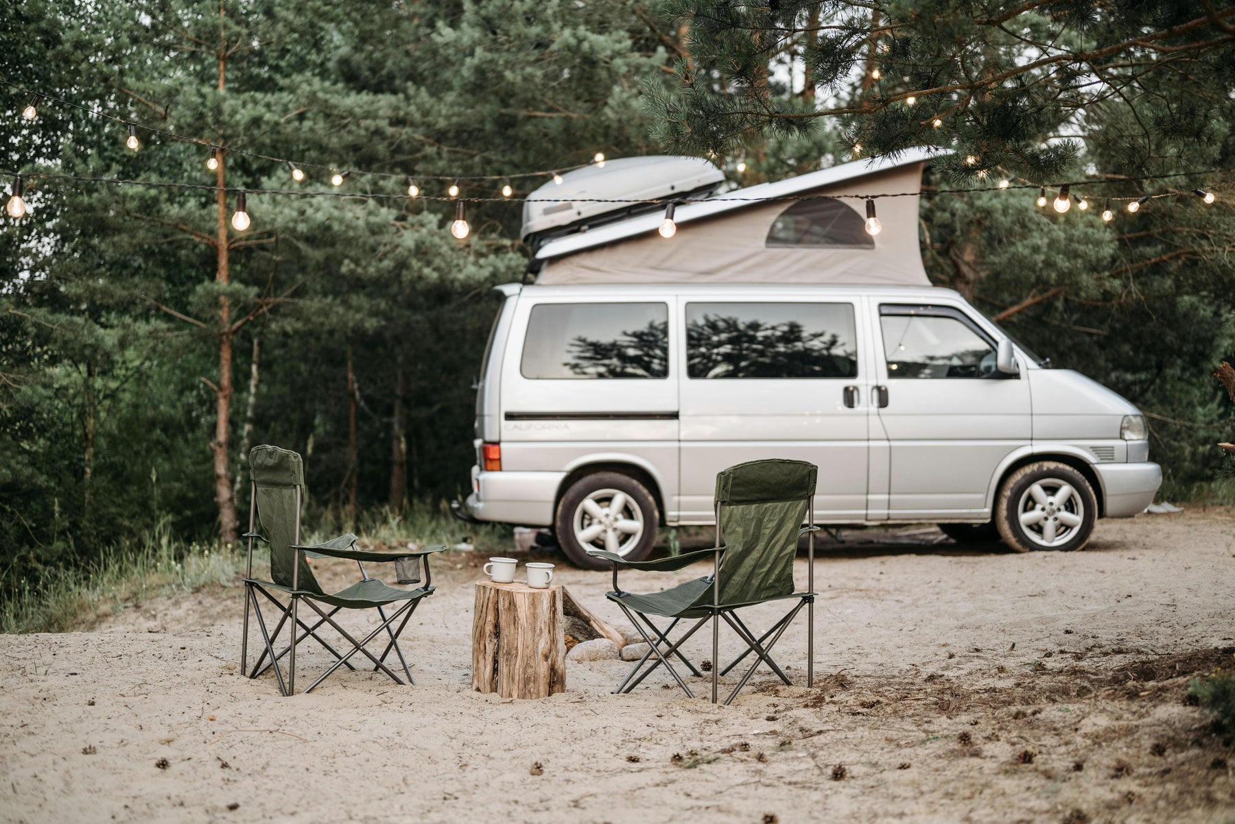 Lichtgewicht kampeer- en survivaluitrusting voor zomervakantie