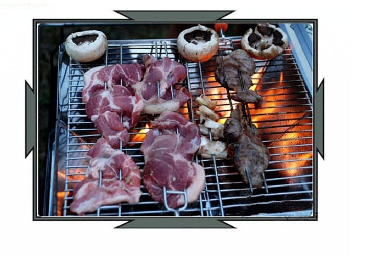Vlees op het rooster van de opvouwbare houtskoolbarbecue
