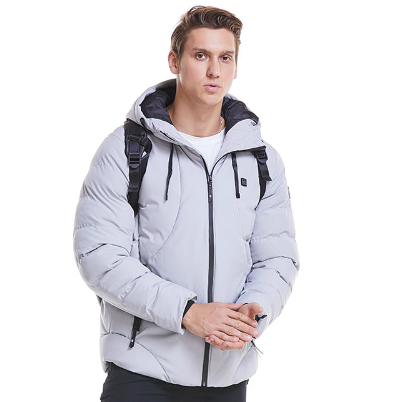 Man in grijze verwarmde winterjas met rugzak