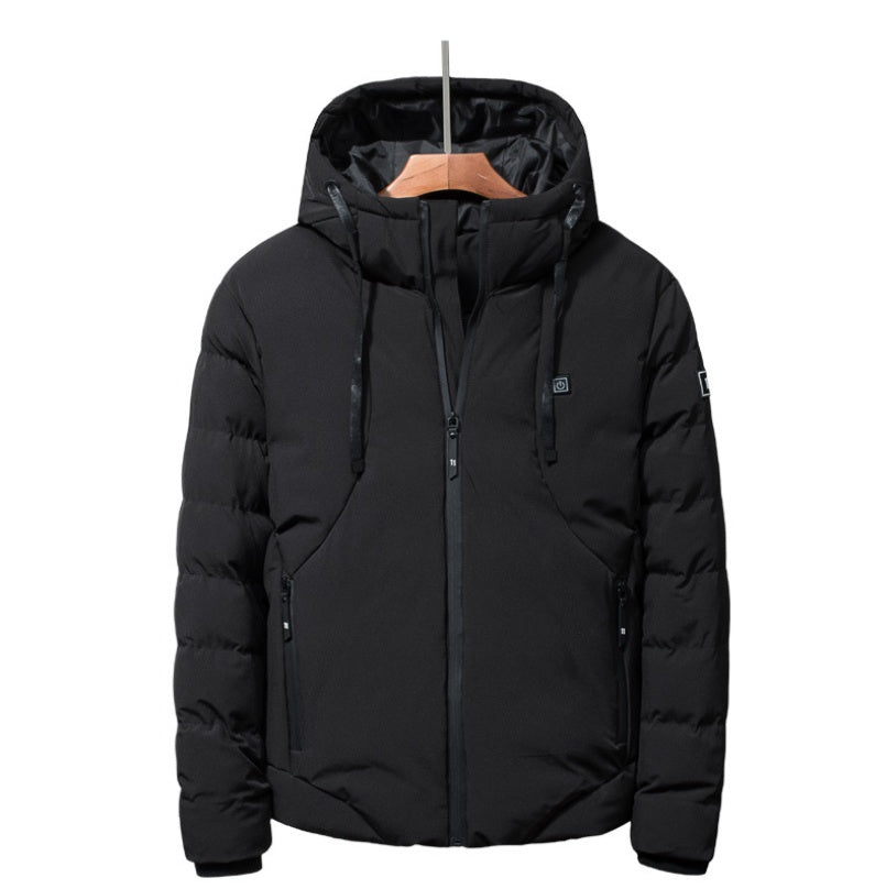 Zwarte verwarmde winterjas met capuchon op een hanger
