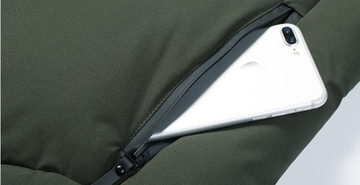Close-up van de zak met rits waarin een smartphone past