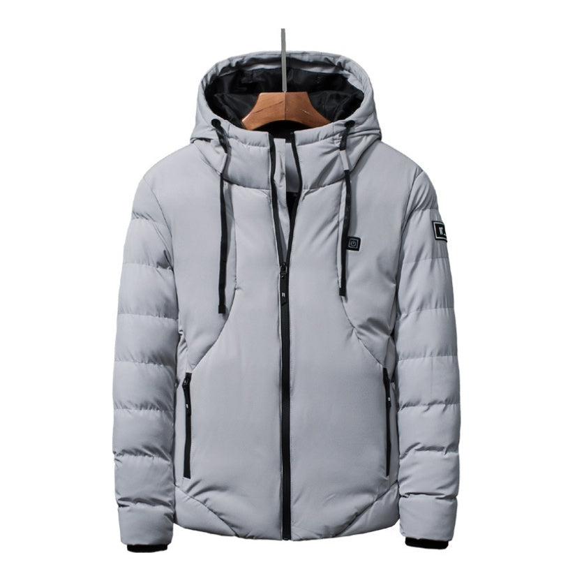 Grijze verwarmde winterjas met capuchon op een hanger