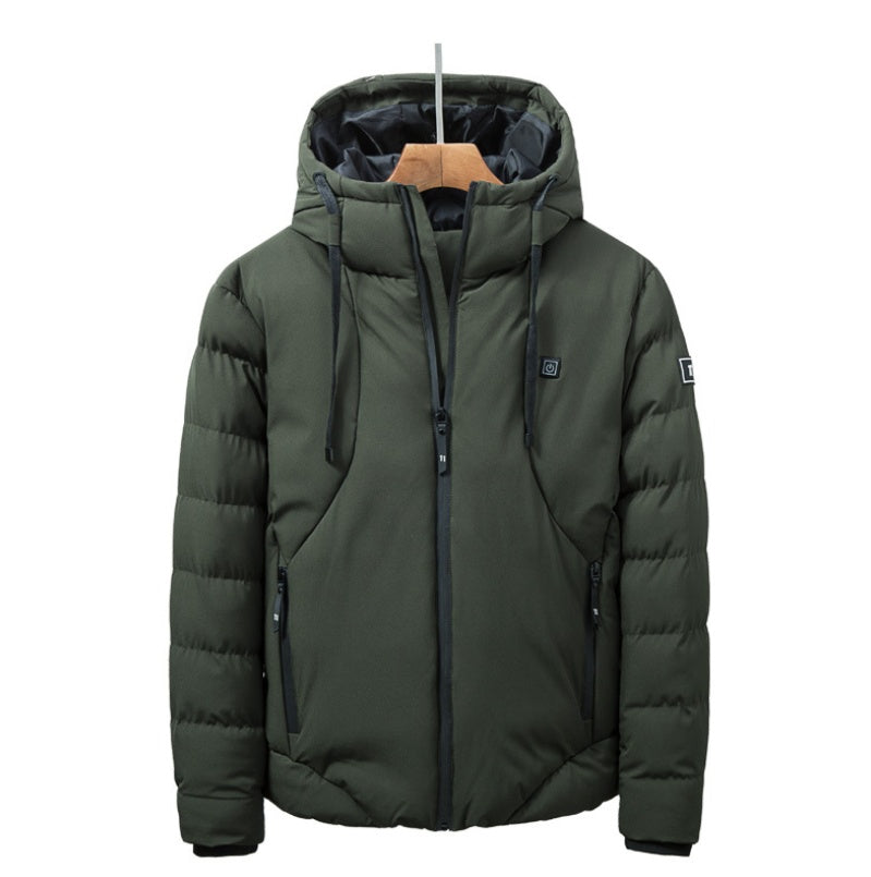 Legergroene verwarmde winterjas met capuchon op een hanger