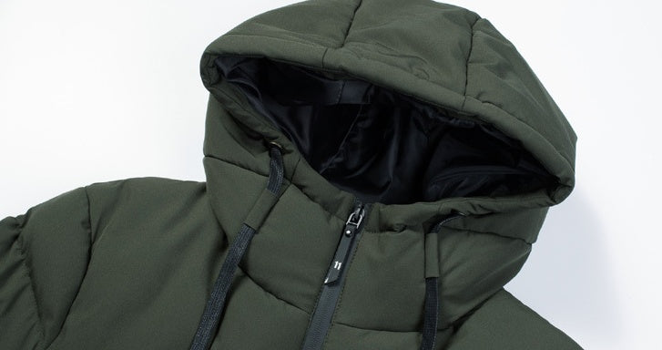 Close-up van de capuchon met trekkoord van de legergroene winterjas