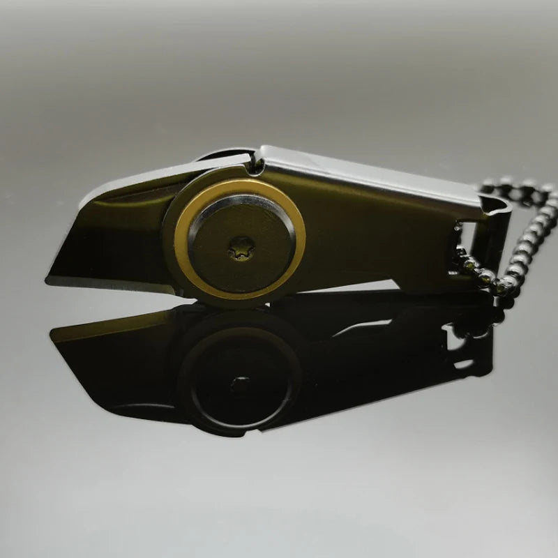 Compact zakmes uitgeklapt in close-up