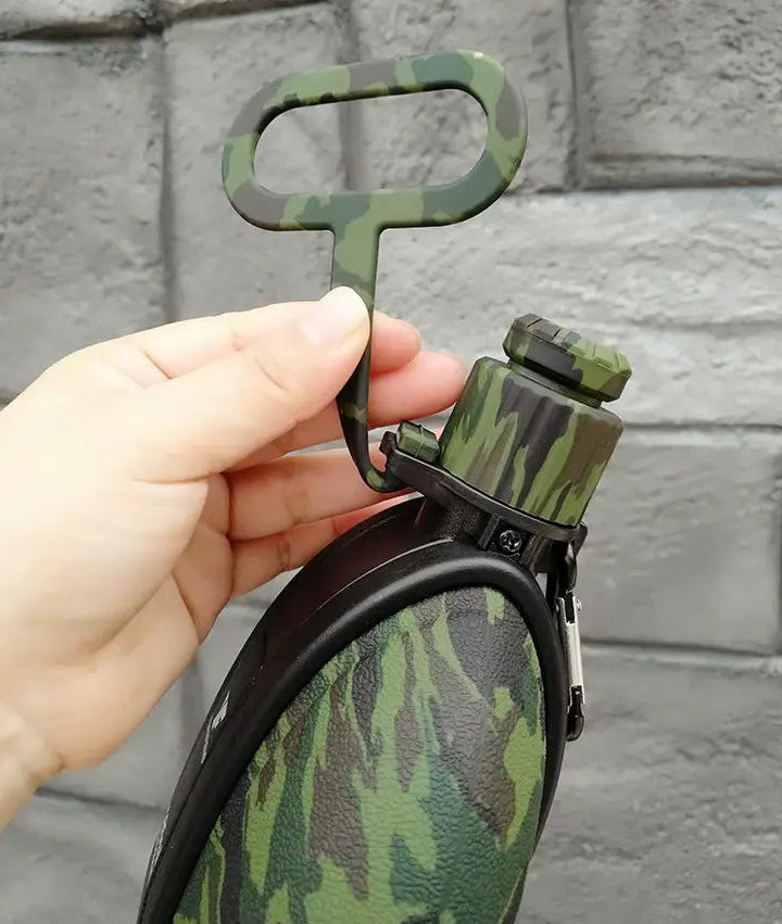 Faltbare Silikon-Trinkflasche in der Hand