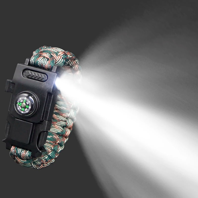 Paracord armband met ingeschakeld LED-lampje in het donker