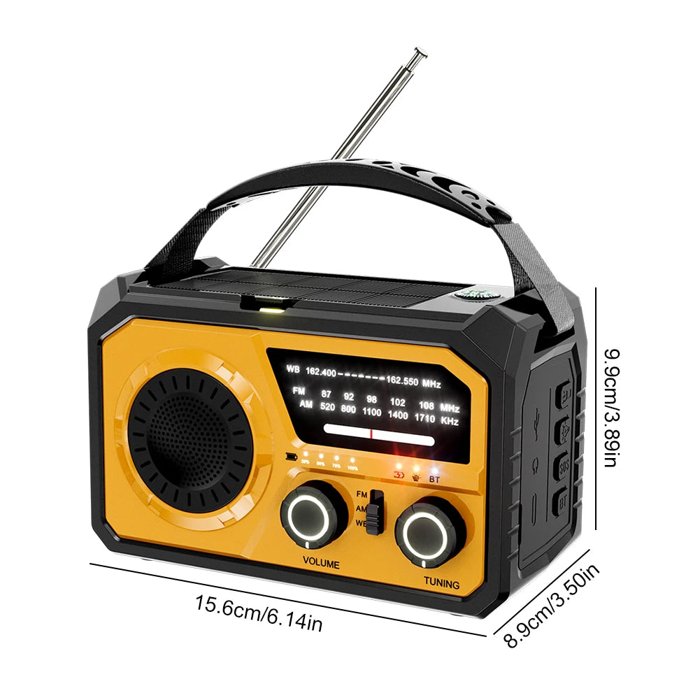 Draagbare weerradio in grijs met 16000mAh batterij, zonnepaneel en LED-zaklamp, perfect voor kamperen en noodsituaties.