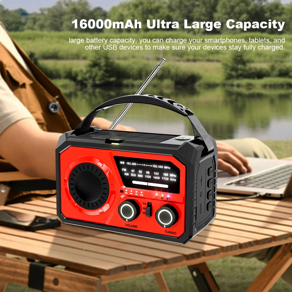 Draagbare weerradio in grijs met 16000mAh batterij, zonnepaneel en LED-zaklamp, perfect voor kamperen en noodsituaties.