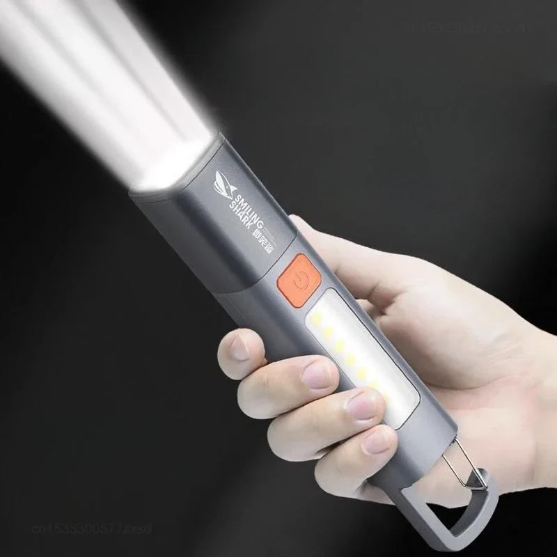 Xiaomi LED-zaklamp in de hand met ingeschakeld zijlicht