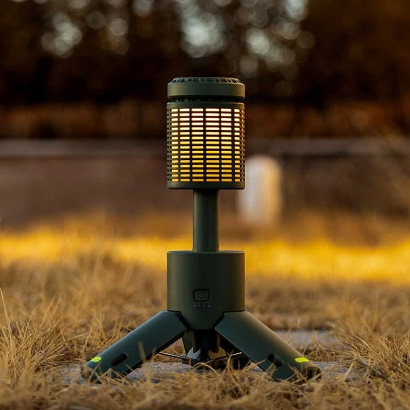 Teleskop-Campinglampe draußen im Gras in der Dämmerung
