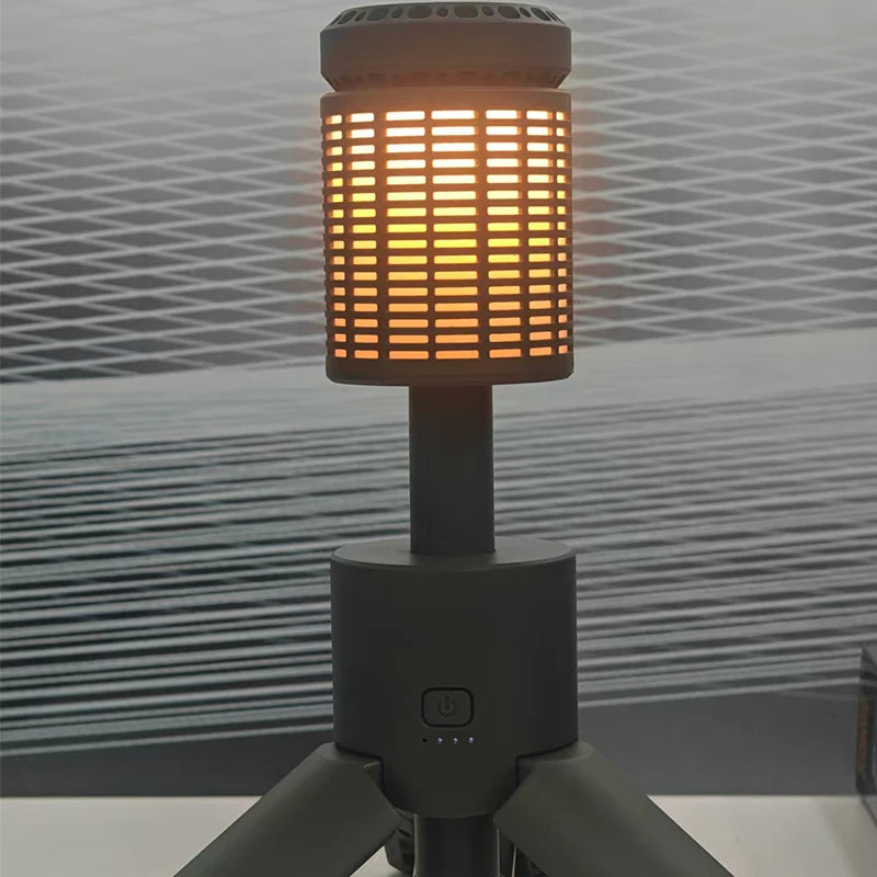 Teleskop-Campinglampe auf dem Tisch mit warmem Licht