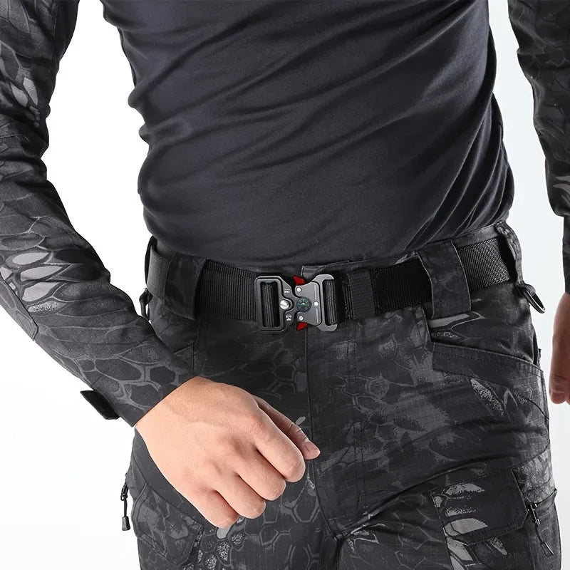 Man wearing the black 120 cm tactical belt