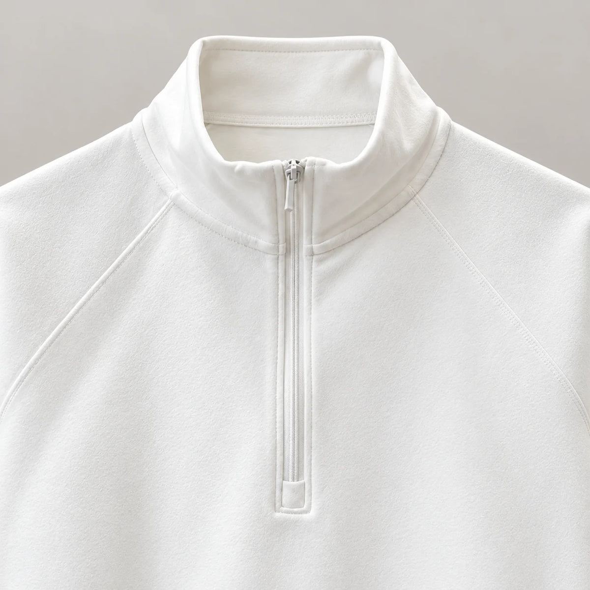 Detail van de hoge kraag en korte ritssluiting van wit heren fleece sweatshirt
