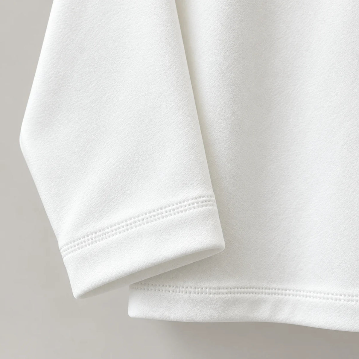 Detail van de mouwboord en zoom van wit heren fleece sweatshirt