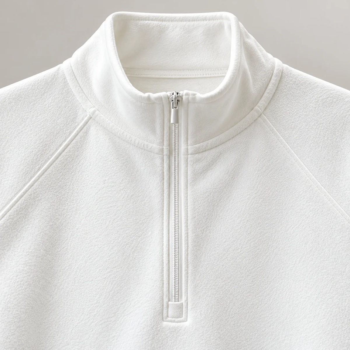 Close-up van de rits en schoudernaden van wit half zip fleece sweatshirt heren