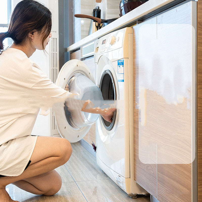 Vrouw stopt een verwarmingsdeken in de wasmachine