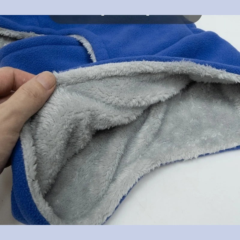 Close-up van de zachte pluche voering van de fleece bivakmuts