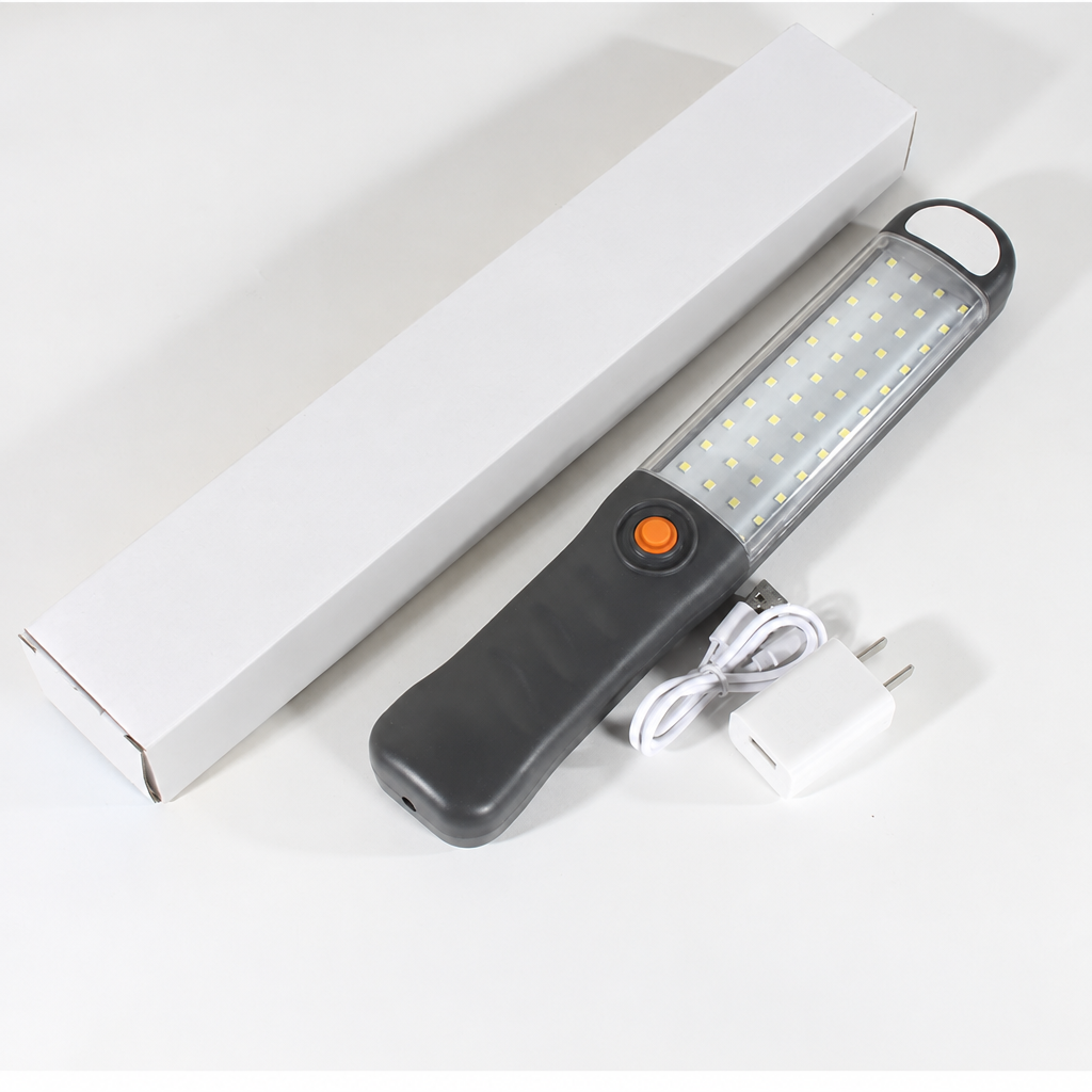 LED-werklamp naast de verpakking en USB-kabel