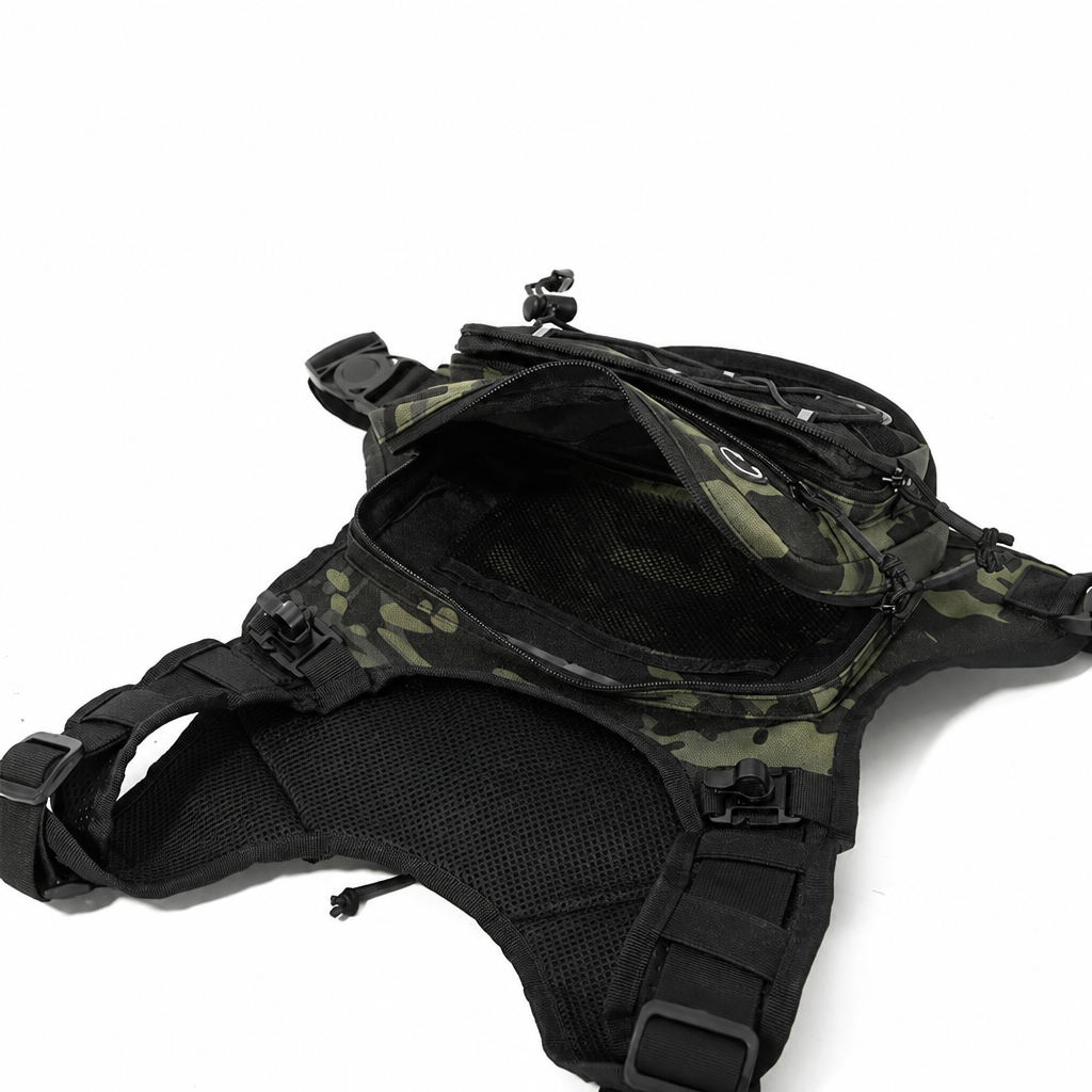 Borsttas in camouflage met geopend voorvak