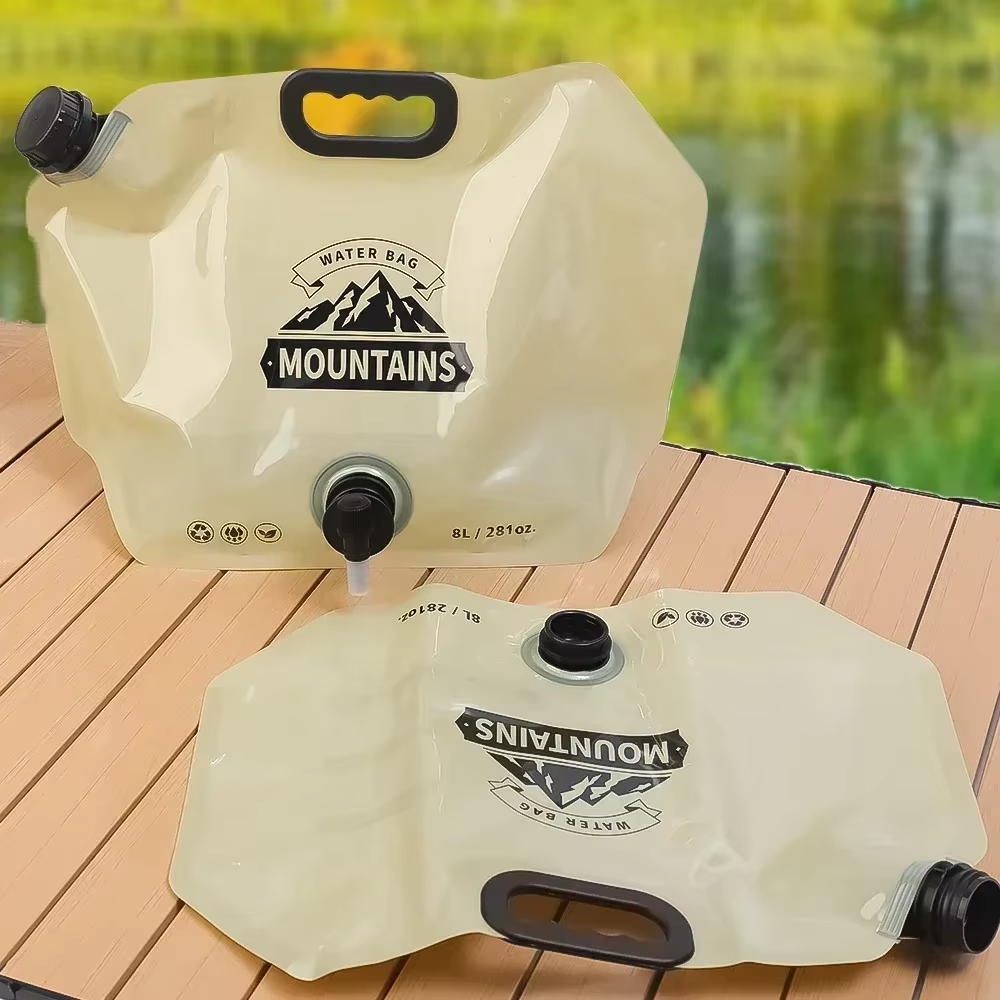 Waterzak 8 liter bevestigd aan rugzak tijdens outdoor gebruik