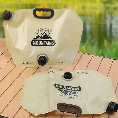 Waterzak 8 liter bevestigd aan rugzak tijdens outdoor gebruik