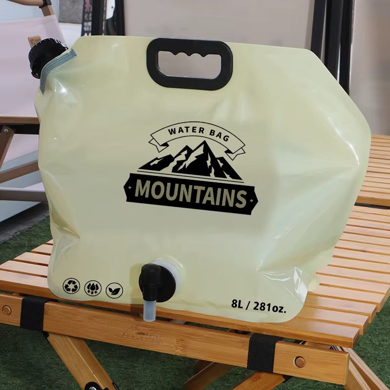 Waterzak 8 liter met kraan buiten op tafel