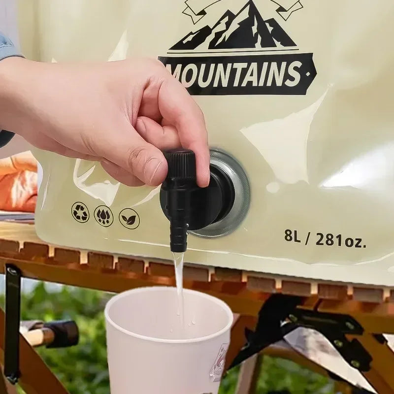 Water tappen uit de opvouwbare waterzak 8 liter op camping